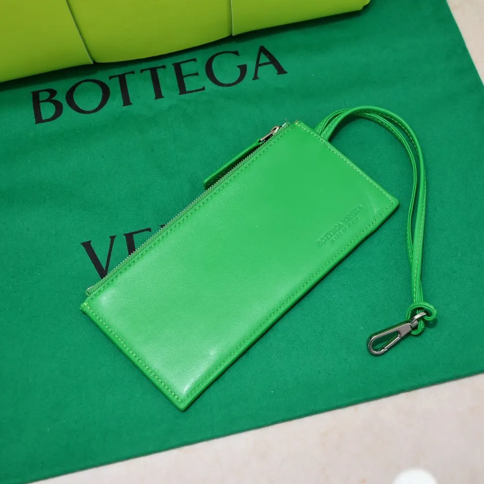 Batch 1760 medium arco, BottegaVeneta# official website latest cowhide leather with inner sheepskin SLIP tote handbag, and the logo has been changed to the side panel😍The oversized woven design really makes it a huge gap from ordinary tote bags🔗🔗Different color combinations inside and outside ⛓Daniel Lee leads the brand's DNA to continue to evolve with fresh inspiration🧬🧬showing a balanced style of luxury and reality👉: 30*20*12 Model: 9893# Delete Remove Download Refresh Pin Edit Share with one click